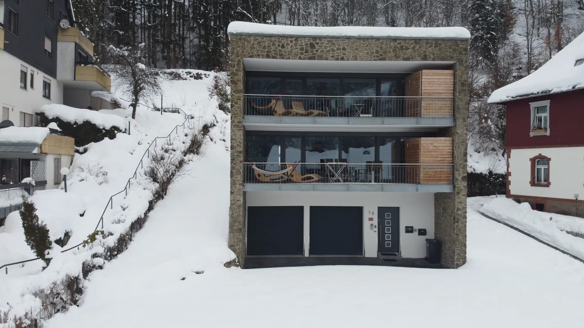 Haus LuFeTo im Winter, verschneiter Vorplatz und Schnee auf dem Dach