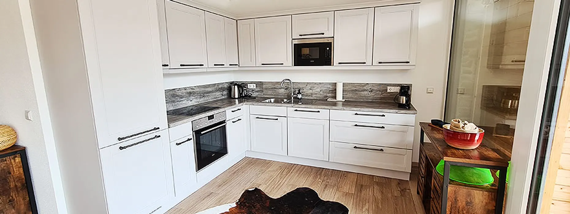 Küche der Wohnung Talblick mit Backofen, Mikrowelle und Spülmaschine