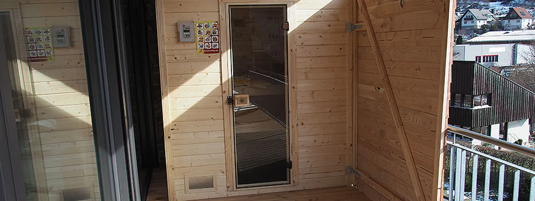 Private finnische Sauna aus hellem Holz in der Wohnung Talblick