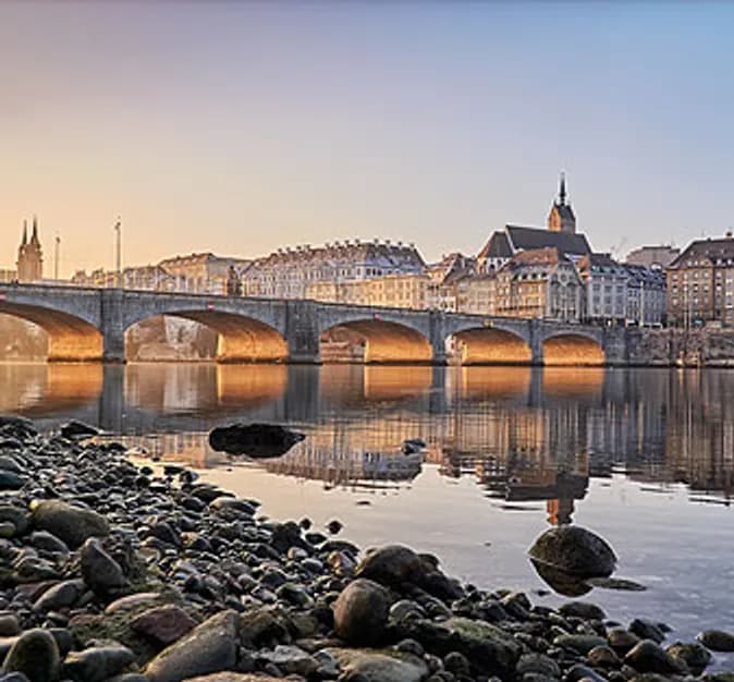 Die Mittlere Brücke über den Rhein in Basel bei Abendlicht, dahinter die Altstadt